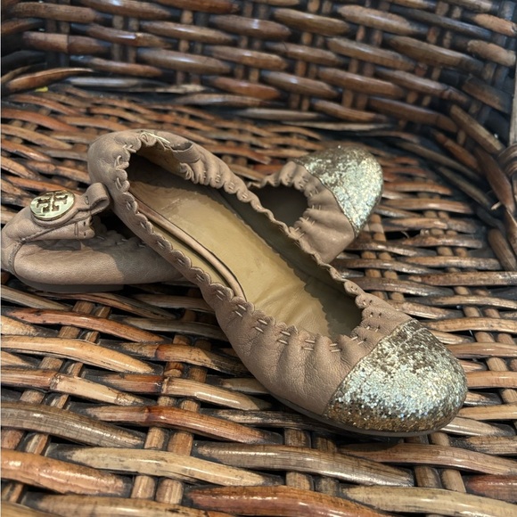 Tory Burch Beige Flats with Sparkling Gold Toe in size 6 - Picture 8 of 13